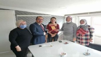 Aksaray Otizm Derneği&#039;nden Rıfkı Karabatak&#039;a plaket