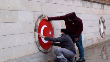 Aksaray&#039;da şehitlik yoluna dekoratif Türk bayrağı
