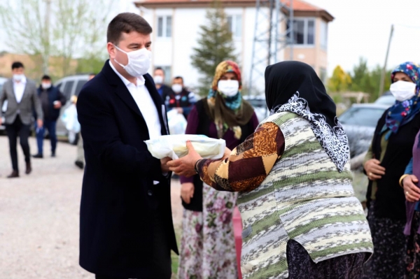 Aksaraylıya tahinli pideleri kendi elleriyle  dağıttı