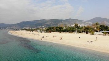 Alanya&#039;da kısıtlamadan muaf turistler plajları doldurdu