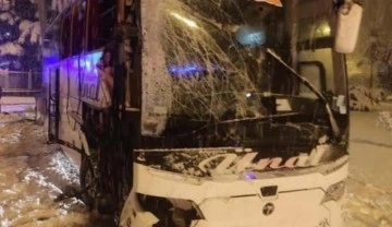 Amasya&rsquo;da yolcu otobüsü karlı yolda kaza yaptı: 12 yaralı