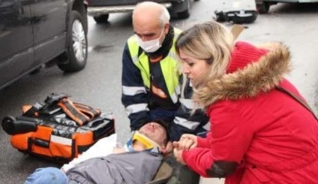 Ambulans gelene kadar yaralının elini bırakmadı