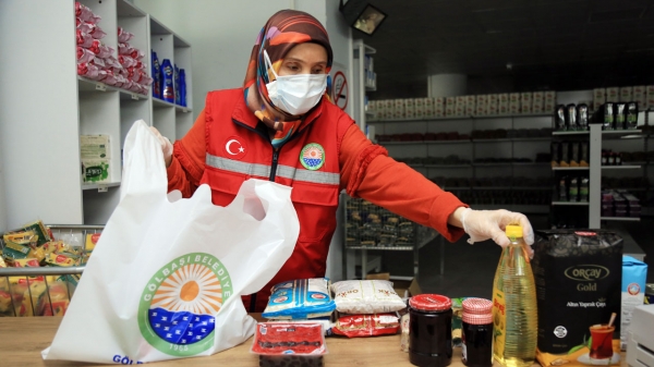 Ankara Gölbaşı'da yemek ve koliler sahiplerine ulaştırılıyor