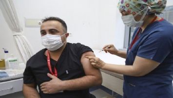 Ankara&#039;da sağlık çalışanlarına ilk COVID-19 aşısı uygulandı