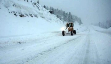 Antalya'da kar yağışı ulaşımı aksattı