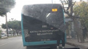 Antalya&#039;da otobüsün arkasına takılan patenli genç şoförün elinden zor kurtuldu