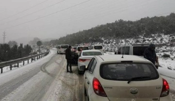 Antalya'da yoğun kar yağışı: Araçlar D400 yolunda kaldı!