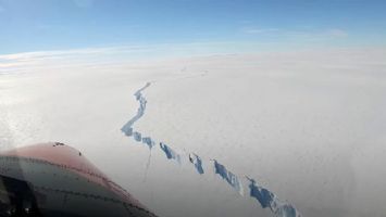 Antartika&#039;da dev buz kütlesi buz sahanlığından koptu