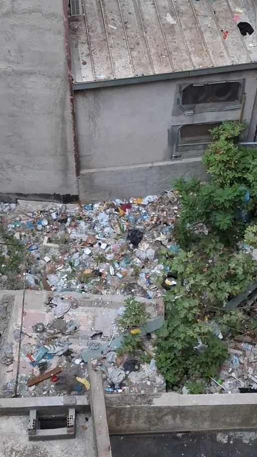 Apartman araları çöplüğe döndü