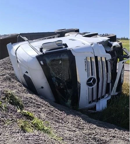 Ara&ccedil;ta Sıkışan S&uuml;r&uuml;c&uuml;y&uuml; İtfaiye Kurtardı