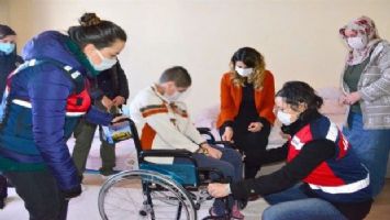Ardahan Valisi&#039;nin eşinden &#039;Gönül&#039; sandalyesi