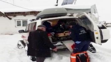 Ardahan&#039;da yaşlı hastanın imdadına kar ambulansı yetişti
