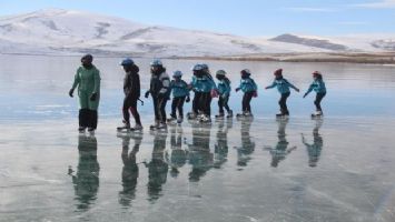 Ardahanlılar donan Çıldır Gölü&#039;nde antrenman yaptı