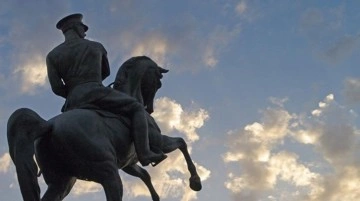 Atatürk heykeline saldırıyı duyan Samsunlular heykele akın etti, ortaya çıkan fotoğraf müthiş