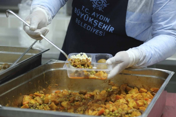 Aydın Büyükşehir'den 25 bin vatandaşa sıcak yemek