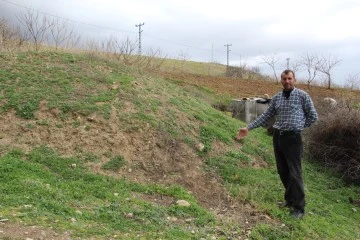 Bağına gelen çiftçi şok yaşadı, hırsızlar bir şey bulamayınca direkleri çaldı