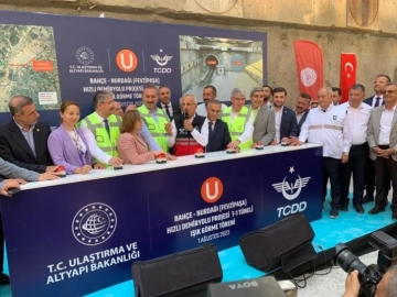 Bakan Uraloğlu, Bahçe - Nurdağı demiryolu tüneli ışık görme törenine katıldı