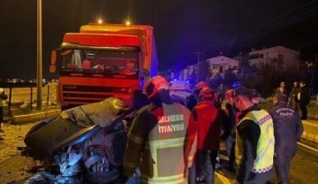 Balıkesir'de tırla çarpışan otomobilin sürücüsü hayatını kaybetti