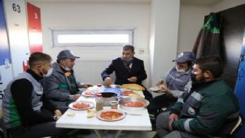 Başkan Ramazan Şimşek, işçilerle menemen sofrasına oturdu