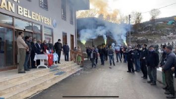 Başkanın verdiği zammı duyan personel sevinçten havalara uçtu