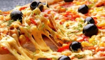 Bazlama ekmeğiyle 5 dakikada pizza nasıl yapılır? Bazlama ekmeğiyle pizza tarifi...