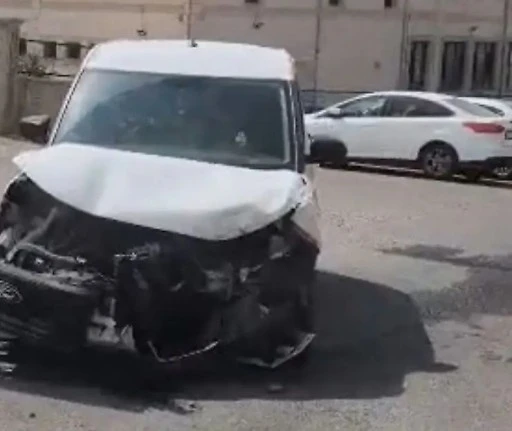 Belediye Otob&uuml;s&uuml; ile Hafif Ticari Ara&ccedil; &Ccedil;arpıştı
