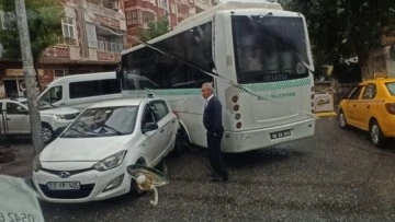 Belediye Otobüsü ile Otomobil Çarpıştı 