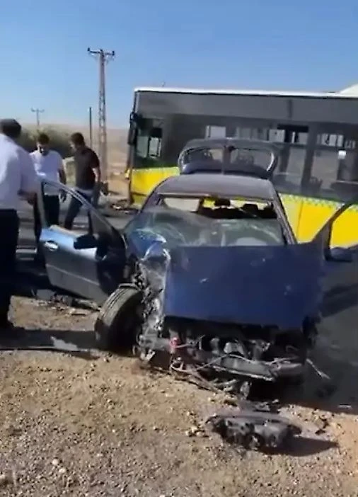 Belediye Otob&uuml;s&uuml; ile Otomobil &Ccedil;arpıştı