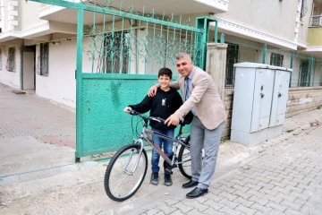Bisiklet Parasını Depremzedelere Bağışladı
