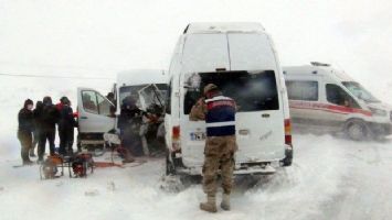 Bitlis&#039;te trafik kazası: 17 yaralı