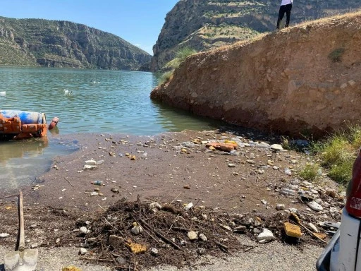 Botan Vadisi &Ccedil;&ouml;p i&ccedil;inde y&uuml;z&uuml;yor