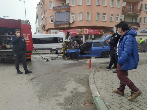Bursa Gemlik'te seyir halindeki araç yandı