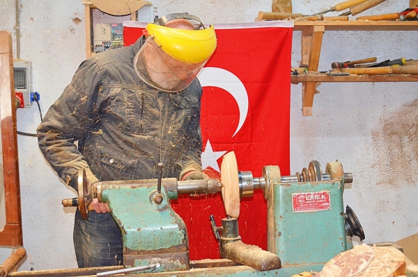 Bursa İznik'te emekli öğretmen ahşaba hayat veriyor
