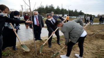 Bursa Uludağ Üniversitesi&#039;nde &#039;yabancı&#039; öğrencilerdan fidan dikimi