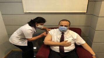 Bursa Valisi Yakup Canbolat Koronavirüs aşısının ikinci dozunu da oldu
