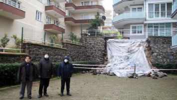Bursa&#039;da aşırı yağıştan bir sitenin istinat duvarı yıkıldı!