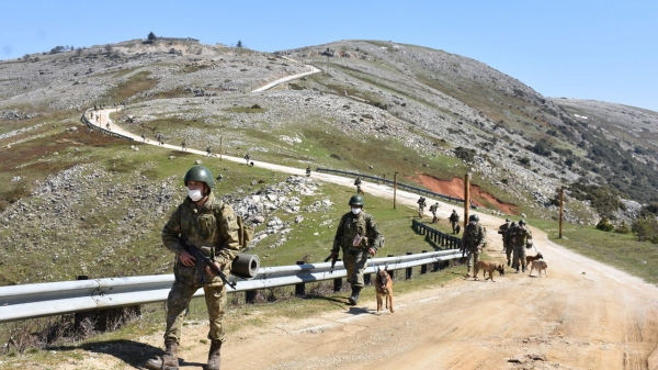 Bursa'da askeri köpek eğiticileri tatbikat yaptı