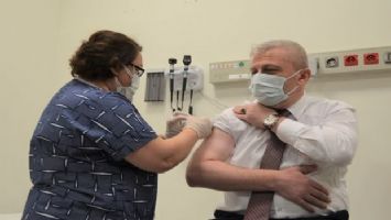 Bursalı 10 bin sağlıkçı aşıyla tanıştı