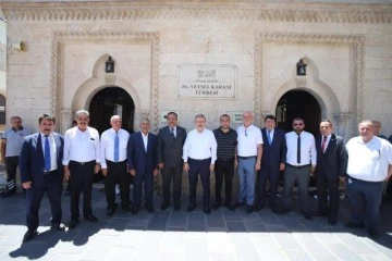 Büyük Birlik Partisi Genel Başkanı Mustafa Destici, Veysel Karani Türbesini ziyaret etti