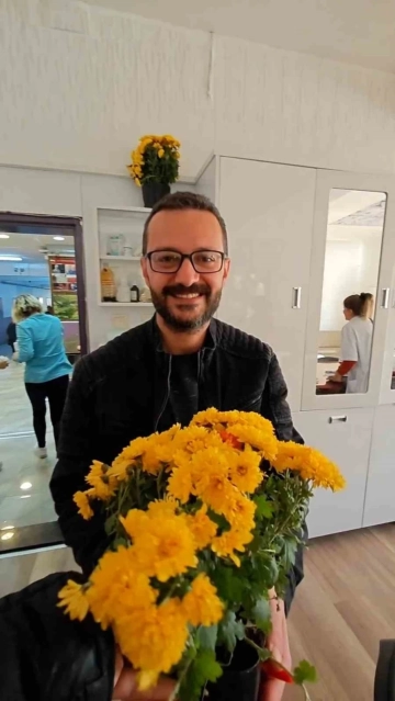Büyükşehir’den öğretmenlere 24 Kasım’a özel çiçek dağıtımı