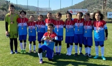 Çamlık Futbol, turnuvadan kupayla döndü