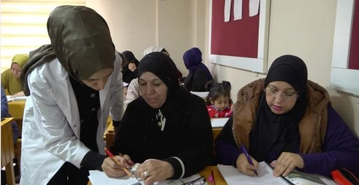 &Ccedil;ATOM, yabancı uyruklu kadınlara T&uuml;rk&ccedil;e &ouml;ğretiyor