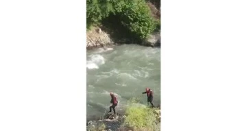 Çayda akıntıya kapılan sağlık çalışanını arama çalışmaları sürüyor