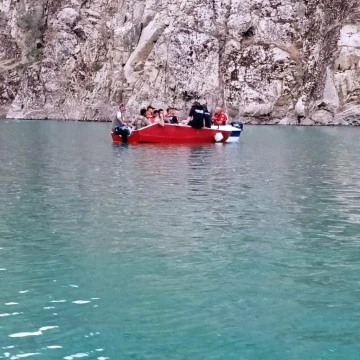 Çayda boğulan Halime hemşire toprağa verildi, kaybolan meslektaşı aranıyor