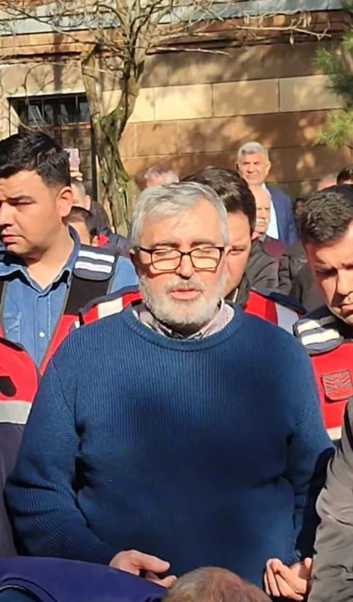 Cezaevinden &Ccedil;ıkıp Geldi: Fadıl Akg&uuml;nd&uuml;z Annesine Son G&ouml;revini Yaptı