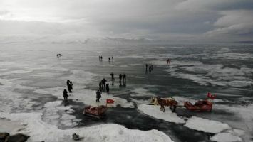 Çıldır Gölü&#039;nde buzlarla vals