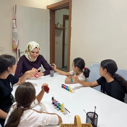&Ccedil;ocuk Evleri&rsquo;nde renkli taş boyama etkinliği