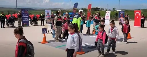 Siirt'te &ldquo;&Ccedil;ocuk Gelişsin, D&uuml;nya Değişsin&rdquo; Projesi S&uuml;r&uuml;yor