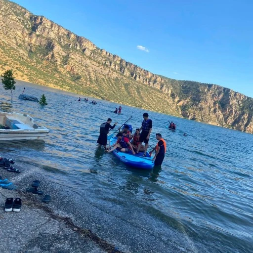 &Ccedil;ocuklar Botan&rsquo;da K&uuml;rek &Ccedil;ekti
