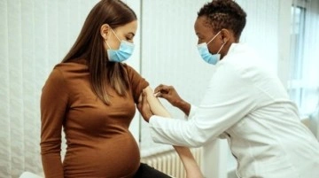 Covid aşısı: İngiltere'de hamile kadınlara 'Aşılarınızı geciktirmeyin' çağrısı